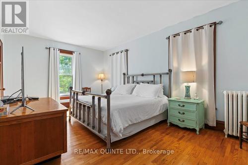 2 Johnson Street, Prince Edward County (Picton), ON - Indoor Photo Showing Bedroom