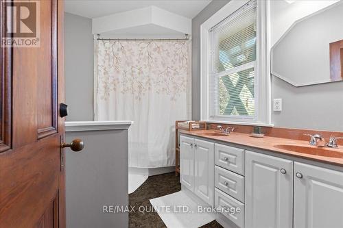 2 Johnson Street, Prince Edward County (Picton), ON - Indoor Photo Showing Bathroom