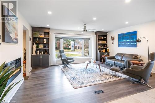 5 Lower Canada Drive, Niagara-On-The-Lake, ON - Indoor Photo Showing Living Room