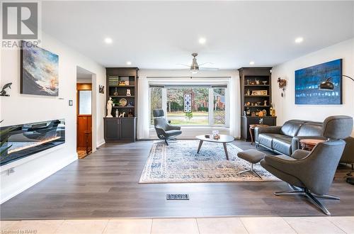 5 Lower Canada Drive, Niagara-On-The-Lake, ON - Indoor Photo Showing Living Room