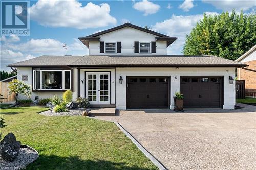 A bright updated exterior. - 5 Lower Canada Drive, Niagara-On-The-Lake, ON - Outdoor With Facade