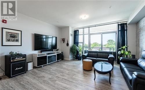 120 Springvalley Crescent Unit# 303, Hamilton, ON - Indoor Photo Showing Living Room