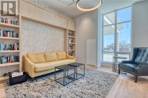 2750 King Street E Unit# 605, Hamilton, ON - Indoor Photo Showing Living Room