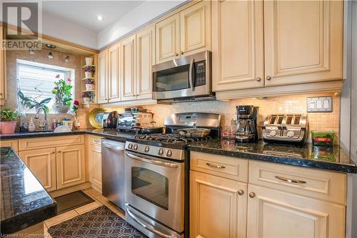 196 Avondale Street, Hamilton, ON - Indoor Photo Showing Kitchen