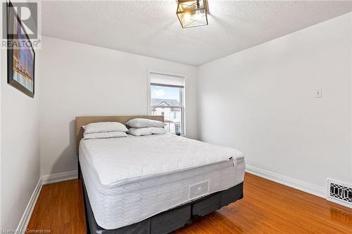 5317 Third Avenue, Niagara Falls, ON - Indoor Photo Showing Bedroom