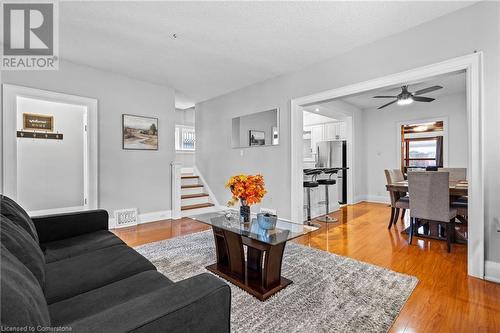 5317 Third Avenue, Niagara Falls, ON - Indoor Photo Showing Living Room