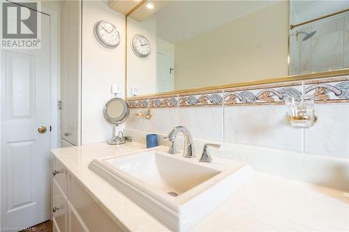 154 Hendrie Avenue, Burlington, ON - Indoor Photo Showing Bathroom