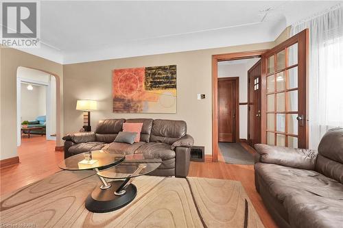 40 Barons Avenue S, Hamilton, ON - Indoor Photo Showing Living Room