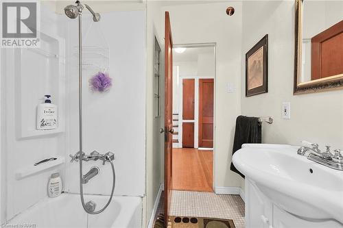 40 Barons Avenue S, Hamilton, ON - Indoor Photo Showing Bathroom