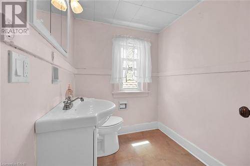 40 Barons Avenue S, Hamilton, ON - Indoor Photo Showing Bathroom