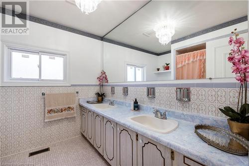 940 Stone Church Road E, Hamilton, ON - Indoor Photo Showing Bathroom