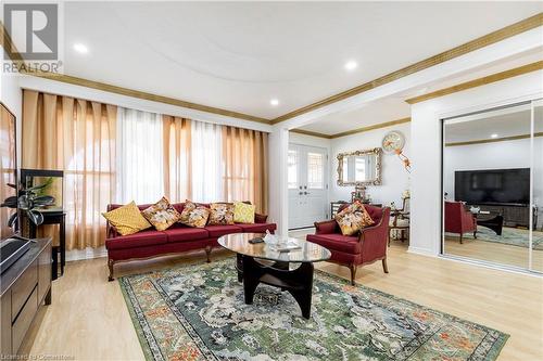 940 Stone Church Road E, Hamilton, ON - Indoor Photo Showing Living Room