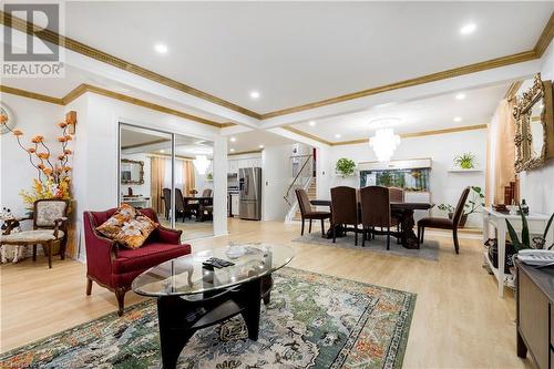 940 Stone Church Road E, Hamilton, ON - Indoor Photo Showing Living Room