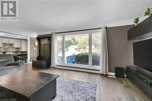 23 Cherrywood Drive, Stoney Creek, ON - Indoor Photo Showing Living Room