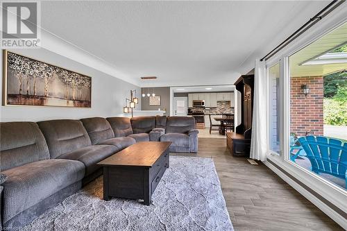 23 Cherrywood Drive, Stoney Creek, ON - Indoor Photo Showing Living Room