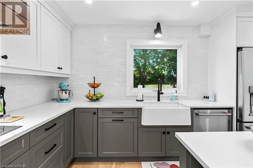 379 Devonshire Terrace, Hamilton, ON - Indoor Photo Showing Kitchen