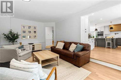 379 Devonshire Terrace, Hamilton, ON - Indoor Photo Showing Living Room