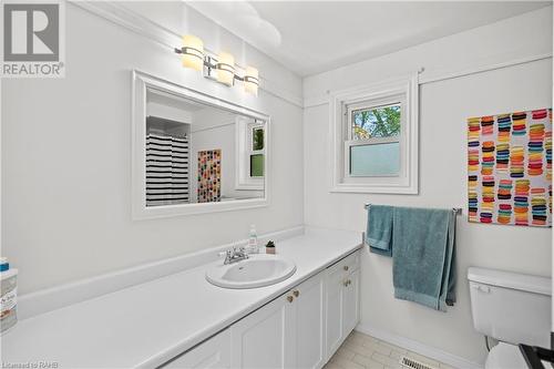 379 Devonshire Terrace, Hamilton, ON - Indoor Photo Showing Bathroom