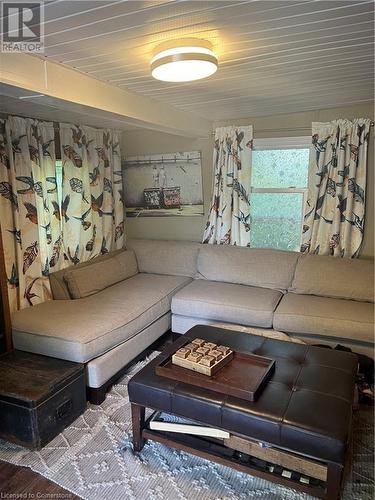 9 Pepper Road, Freelton, ON - Indoor Photo Showing Living Room