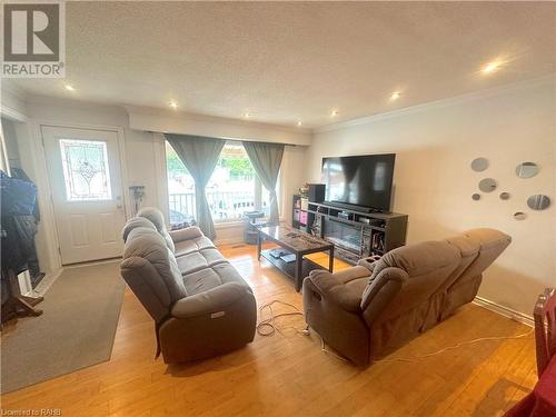 70 Ellis Avenue, Hamilton, ON - Indoor Photo Showing Living Room