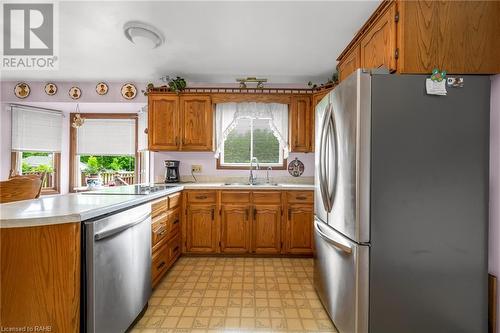 2808 Dominion Road, Ridgeway, ON - Indoor Photo Showing Kitchen With Double Sink