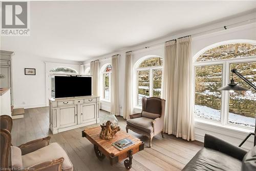 129 Main Street W, Grimsby, ON - Indoor Photo Showing Living Room