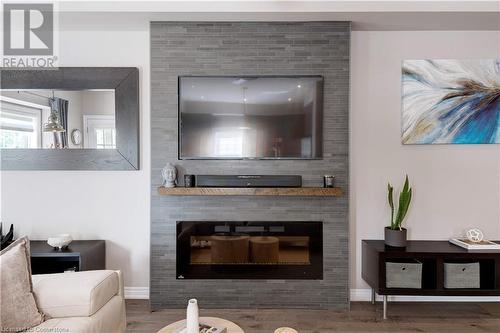 2086 Ghent Avenue Unit# 37, Burlington, ON - Indoor Photo Showing Living Room With Fireplace