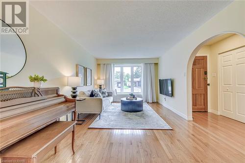 5010 Brady Avenue, Burlington, ON - Indoor Photo Showing Living Room