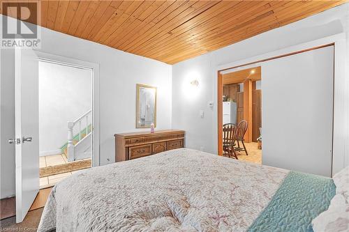 94 East 35Th Street, Hamilton, ON - Indoor Photo Showing Bedroom