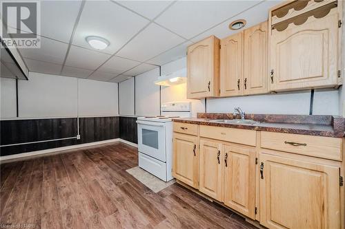 1548 Newlands Crescent Unit# 14, Burlington, ON - Indoor Photo Showing Kitchen