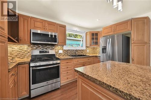 4 Markham Crescent, Hamilton, ON - Indoor Photo Showing Kitchen