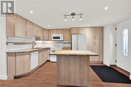 4 Markham Crescent, Hamilton, ON - Indoor Photo Showing Kitchen