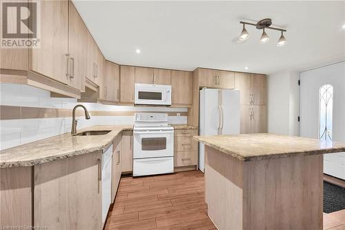 4 Markham Crescent, Hamilton, ON - Indoor Photo Showing Kitchen