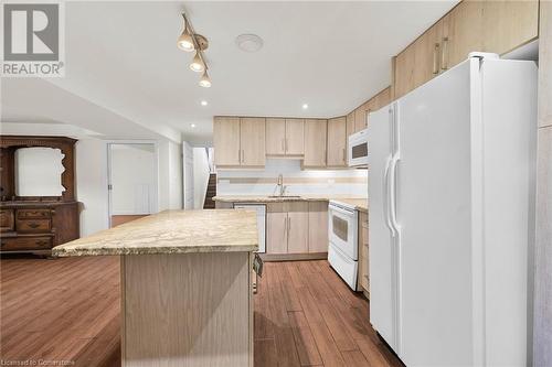 4 Markham Crescent, Hamilton, ON - Indoor Photo Showing Kitchen