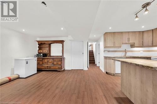 4 Markham Crescent, Hamilton, ON - Indoor Photo Showing Kitchen