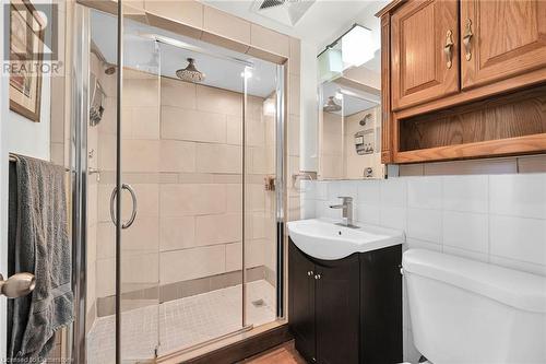 4 Markham Crescent, Hamilton, ON - Indoor Photo Showing Bathroom