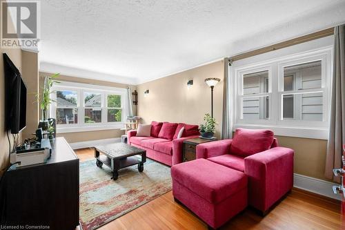 145 Weir Street N, Hamilton, ON - Indoor Photo Showing Living Room