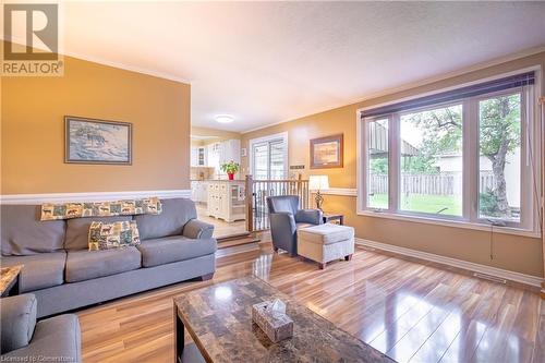 89 Queen Street S, Thorold, ON - Indoor Photo Showing Living Room