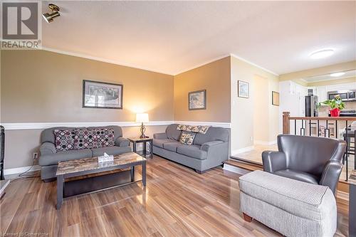 89 Queen Street S, Thorold, ON - Indoor Photo Showing Living Room