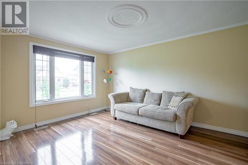 89 Queen Street S, Thorold, ON - Indoor Photo Showing Living Room