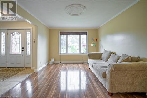 89 Queen Street S, Thorold, ON - Indoor Photo Showing Living Room