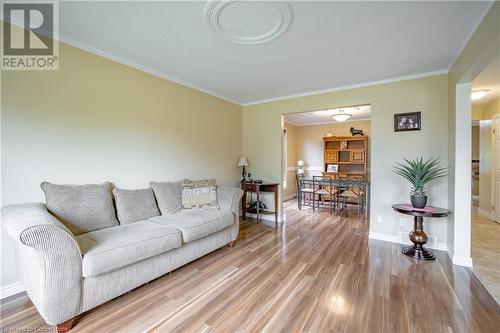 89 Queen Street S, Thorold, ON - Indoor Photo Showing Living Room