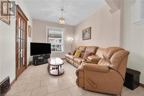 39 Sherman Avenue N, Hamilton, ON - Indoor Photo Showing Living Room