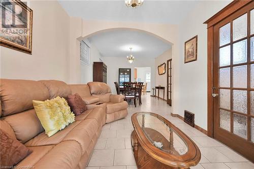 39 Sherman Avenue N, Hamilton, ON - Indoor Photo Showing Living Room