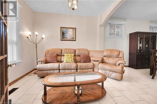 39 Sherman Avenue N, Hamilton, ON - Indoor Photo Showing Living Room