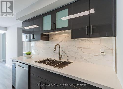 1406 - 4727 Sheppard Avenue E, Toronto (Agincourt South-Malvern West), ON - Indoor Photo Showing Kitchen With Double Sink