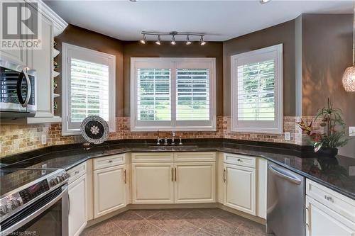 140 Dellgrove Circle, Cambridge, ON - Indoor Photo Showing Kitchen