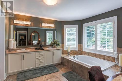 140 Dellgrove Circle, Cambridge, ON - Indoor Photo Showing Bathroom