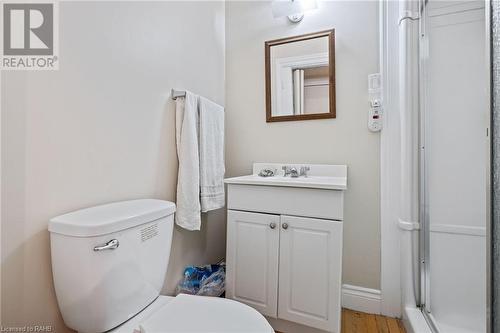 35 Barton Street W, Hamilton, ON - Indoor Photo Showing Bathroom