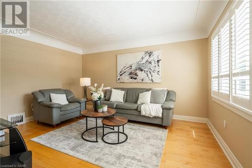 98 Holmes Avenue, Hamilton, ON - Indoor Photo Showing Living Room